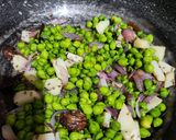 A picture of step 3 of Hara choliya pulao.