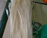 Foto langkah ke 1 dari resep Enoki roll crispy.