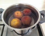 Foto del passaggio 1 della ricetta Semifreddo alle pesche e amaretti con salsa di fragole