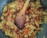 Foto del paso 5 de la receta: Arroz al wok con alitas de pollo y con cebolla, zanahoria y pimientos a la mantequilla y yakiniku