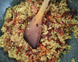 Foto del paso 5 de la receta: Arroz al wok con alitas de pollo y con cebolla, zanahoria y pimientos a la mantequilla y yakiniku