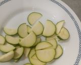 Foto del paso 1 de la receta: Tortilla de calabacín con patatas