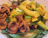 Foto del paso 4 de la receta: Ensalada de espinacas con champiñones y aguacate