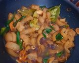 Foto langkah ke 7 dari resep Oseng kikil kecap pedas.