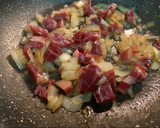 Foto del paso 2 de la receta: Habitas con jamón, cebolla y huevo poché