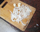 Foto del paso 2 de la receta: Jamoncitos de pollo con panaderas de calabacín y papas