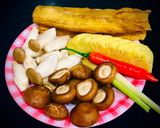 A picture of step 1 of Vegetarian Bún Huế.