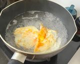 A picture of step 2 of Egg Clear Soup Noodles.