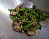 Foto langkah ke 3 dari resep Tumis Buncis Jamur Kancing.
