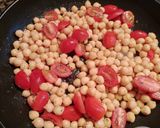 Foto del paso 2 de la receta: Garbanzos con tomate cherry y huevos