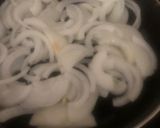 Foto del paso 2 de la receta: Mermelada de cebolla con tostas de paté de perdiz