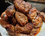 Foto del paso 1 de la receta: Galtas ibéricas con orejones y ciruelas