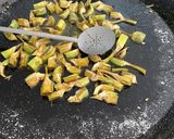 Foto del paso 3 de la receta: Paella con alcachofas, habas y ajos tiernos, carne y albondiguitas