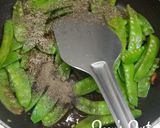 A picture of step 2 of Snow Peas Stir Fry.