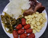 Hình bước làm 1 của món Chè táo đỏ nấm tuyết hạt sen mộc nhĩ phổ tai