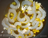 Foto del paso 2 de la receta: Huevos, con langostinos al ajillo 🦐🦐🌶️🌶️🥚🥚