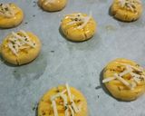 Foto langkah ke 5 dari resep Garlic cheese cookies.