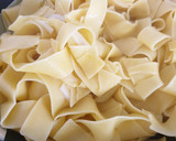 Foto del paso 3 de la receta: Nidos de pasta con espinacas y huevo poché