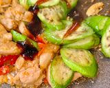 รูปขั้นตอนการทำที่ 4 ของ ไก่ผัดโหระพากับมะเขือยาว