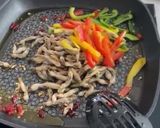 A picture of step 2 of Stir Fried Linguine With Razor Clams.