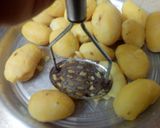 A picture of step 3 of Aloo Ka Bhurtha.