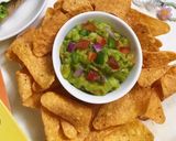 Hình bước làm 3 của món Guacamole dip & Corn chips