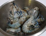 รูปขั้นตอนการทำที่ 1 ของ กุ้งผัดกะเพรา