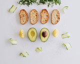 Foto del paso 1 de la receta: Tostadas de Aguacate y Pepino