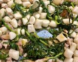 Foto del passaggio 6 della ricetta Gnocchetti acqua e farina, stridoli e luganica