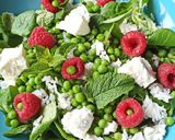 Une image de l'étape 2 de Salade sucrée salée aux fruits rouges, feta et menthe.