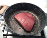 Foto del passaggio 4 della ricetta Tataki di Tonno con Gazpacho di Datterini, Granella di Pistacchi e Semi di Sesamo Tostati