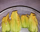 Foto del passaggio 3 della ricetta Fiori di zucca ripieni al forno