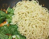 Foto langkah ke 4 dari resep Mie Goreng Pedas.
