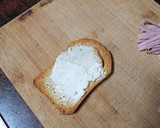 Foto del paso 2 de la receta: Tostas de queso gorgonzola con anchoas y jamón cocido