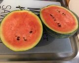 Une image de l'étape 2 de Salade de melon, pastèque et raisin au miel.