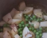 A picture of step 2 of Matar pulao.