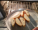 Foto del paso 3 de la receta: Bruschetta de pasta de aceitunas y crostini de tomate