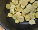Foto del paso 2 de la receta: Cena saludable de crema de calabacín y guisantes con gambas