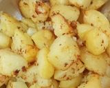 A picture of step 2 of Hariyali Aloo.