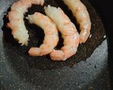 Foto del paso 2 de la receta: Espaguetis con gambones, salmón y espinacas