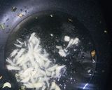 A picture of step 4 of Chilli chicken spaghetti.