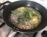 Foto del paso 3 de la receta Tallarines con salmón y cherrys en salsa de salvia con mantequilla