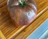 Une image de l'étape 1 de Salade de tomates tricolores aux oignons nouveaux et fromage frais.