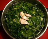 Foto del paso 1 de la receta Sopa de acelgas con yemas de huevos