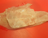 Foto del paso 2 de la receta: Rollitos de pollo, queso y salchichas
