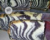 Foto langkah ke 9 dari resep Zebra Cake.