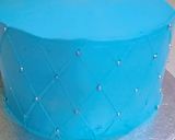 A picture of step 5 of Elsa theme cake.