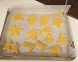 Foto del passaggio 5 della ricetta Biscotti di natale decorati glutenfree e vegan