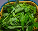 Foto langkah ke 1 dari resep Tumis Kangkung Jamur Enoki.