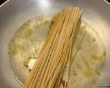 Foto del passaggio 3 della ricetta Spaghetti in padella 50 crema di cavoletti di Bruxelles cozze e radicchio rosso